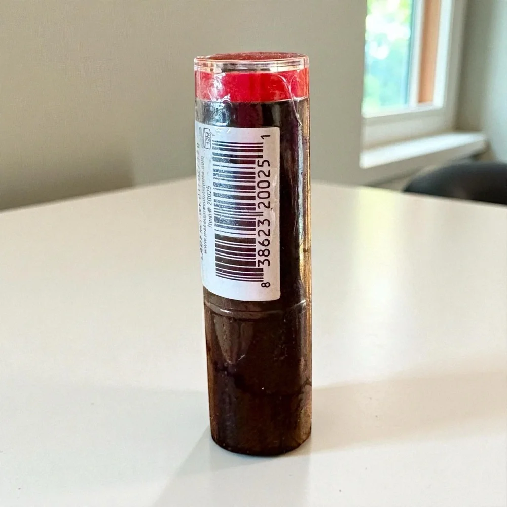 ⚫️ MAKEUP REVOLUTION Lipstick in color Lady Red New Full-Size
